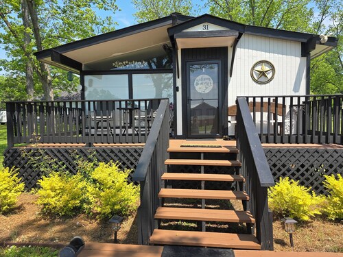 Charming 2-bedroom cottage in Molena Ga. Family & pet friendly.