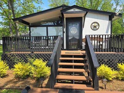 Charming 2-bedroom cottage in Molena Ga. Family & pet friendly.