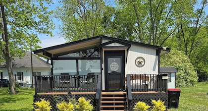 Charming 2-bedroom cottage in Molena Ga. Family & pet friendly.