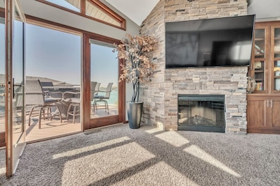 Charming 3-bedroom condo with stunning lake views in fabulous Arnolds Park, IA