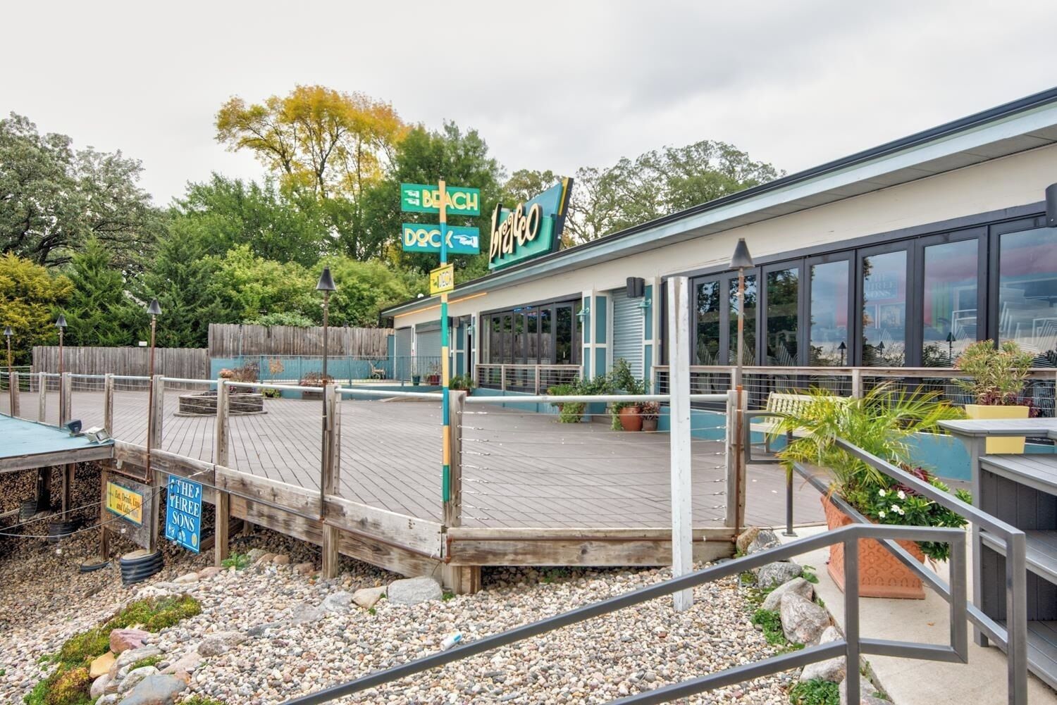 A waterfront restaurant with a deck and outdoor seating.