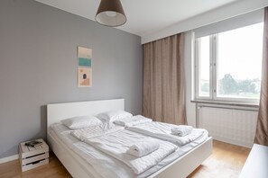 3 bedrooms, desk, iron/ironing board, travel cot