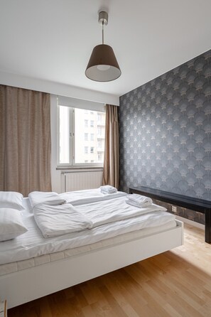 3 chambres, bureau, fer et planche à repasser, lit parapluie