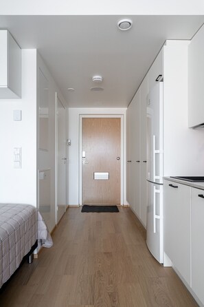 1 chambre, bureau, fer et planche à repasser, lit parapluie