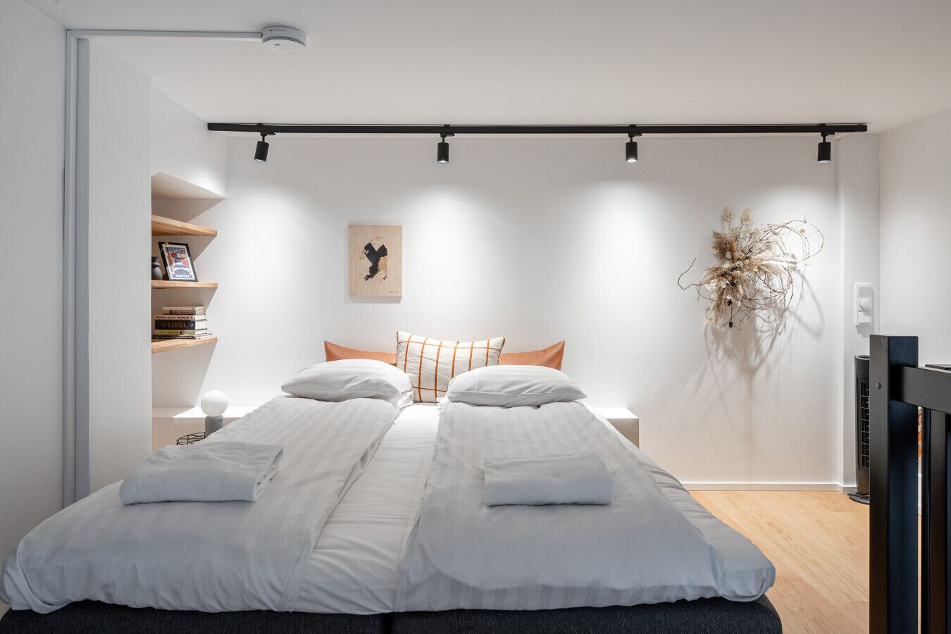 1 slaapkamer, een bureau, een strijkplank/strijkijzer, reisbedje