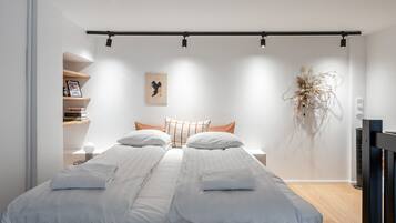 1 slaapkamer, een bureau, een strijkplank/strijkijzer, reisbedje