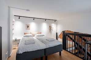 1 dormitorio, escritorio, tabla de planchar con plancha y cuna de viaje