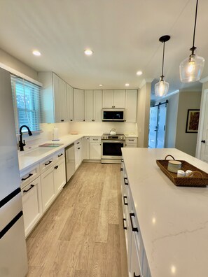 Microwave, oven, stovetop, dishwasher - Spacious 6-bedroom house for Masters week; Lake, golf and lake views! (Greensboro)