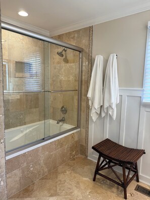Shower, hair dryer, bidet, towels