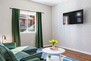 Smart TV, fireplace