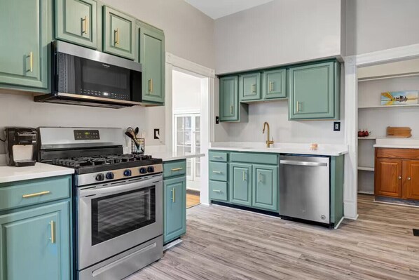 Jääkaappi, mikroaaltouuni, uuni, liesi