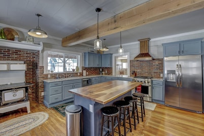 Sleeps 29!  9-bedroom 8-Bath 3-Kitchen, Historic McBride Farm in Garden Valley