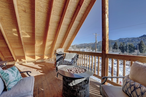 Sleeps 29!  9-bedroom 8-Bath 3-Kitchen, Historic McBride Farm in Garden Valley