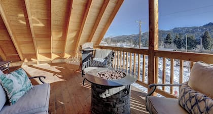 Sleeps 29! 9-bedroom 8-Bath 3-Kitchen, Historic McBride Farm in Garden Valley