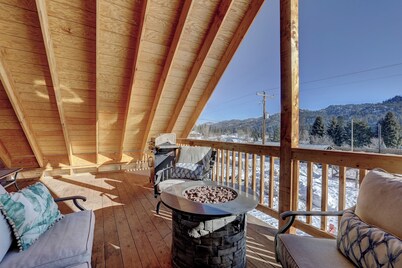 Sleeps 29!  9-bedroom 8-Bath 3-Kitchen, Historic McBride Farm in Garden Valley