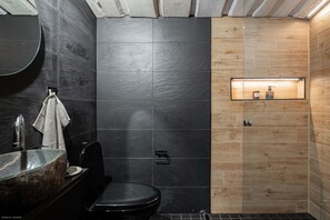 Sèche-cheveux, serviettes fournies