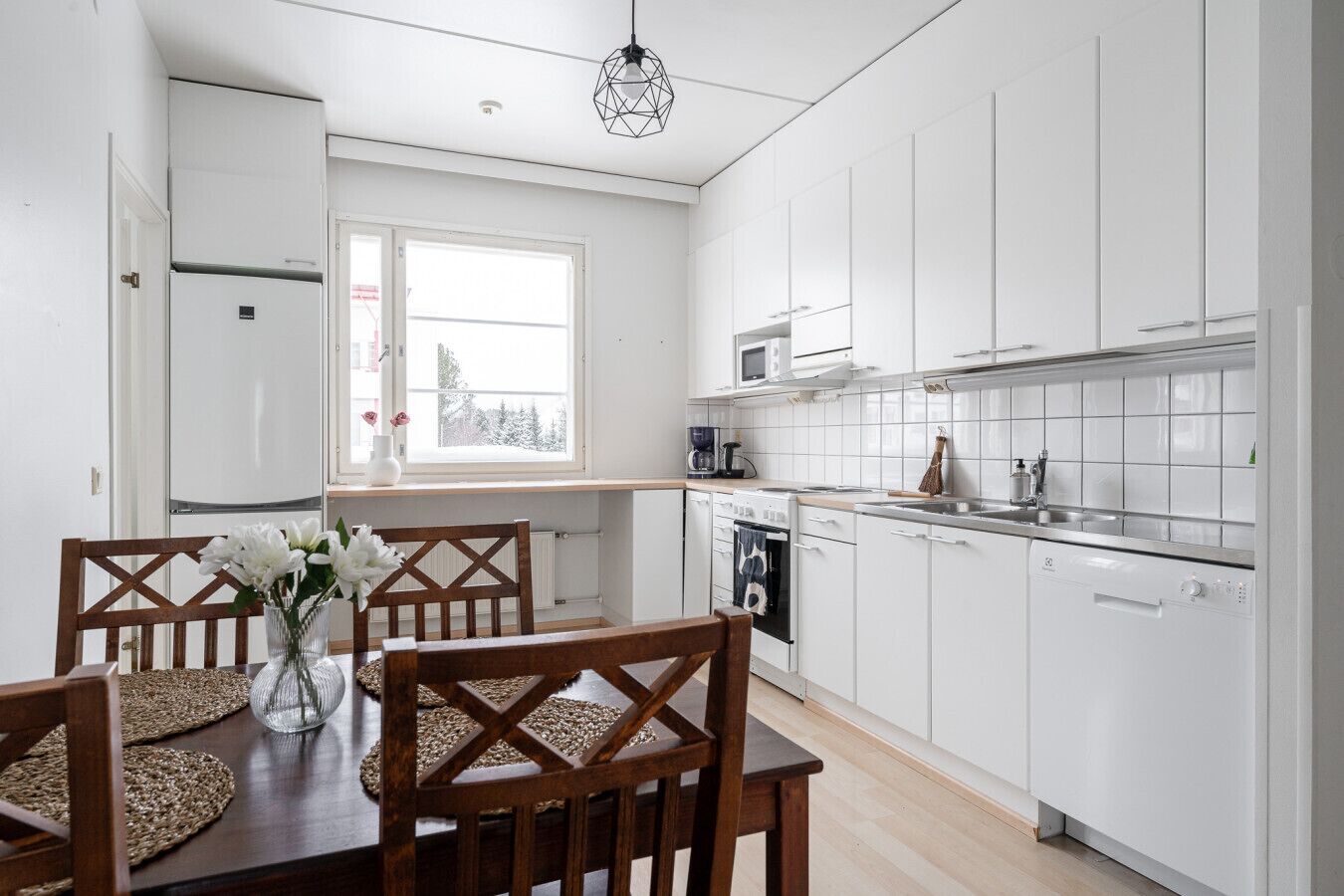 Jääkaappi, mikroaaltouuni, uuni, liesi