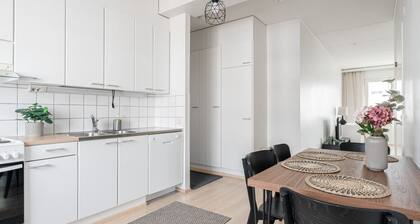 2BR Lakefront Home near Railway Station & Downtown