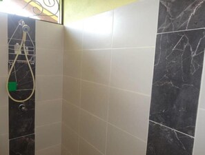 Een douche, handdoeken, toiletpapier