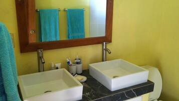 Dusche, Handtücher, Toilettenpapier