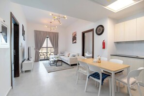 Appartement, 2 chambres, piscine privée, vue ville | Salle à manger