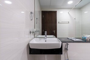Appartement, 2 chambres, piscine privée, vue ville | Salle de bain
