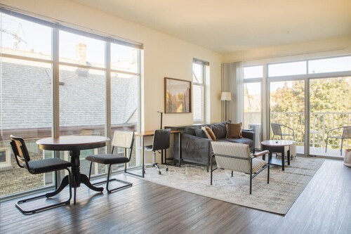 East Side Luxury 1BR Apt - Near Brady and Fiserv with Balcony