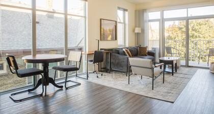 East Side Luxury 1BR Apt - Near Brady and Fiserv with Balcony