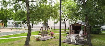 2BR Apt in Quiet Neighborhood with Free Parking