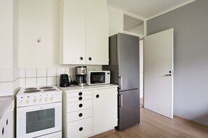 Réfrigérateur, four à micro-ondes, un four, surface de cuisson