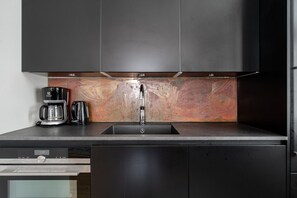 Kühlschrank, Mikrowelle, Ofen, Herdplatte