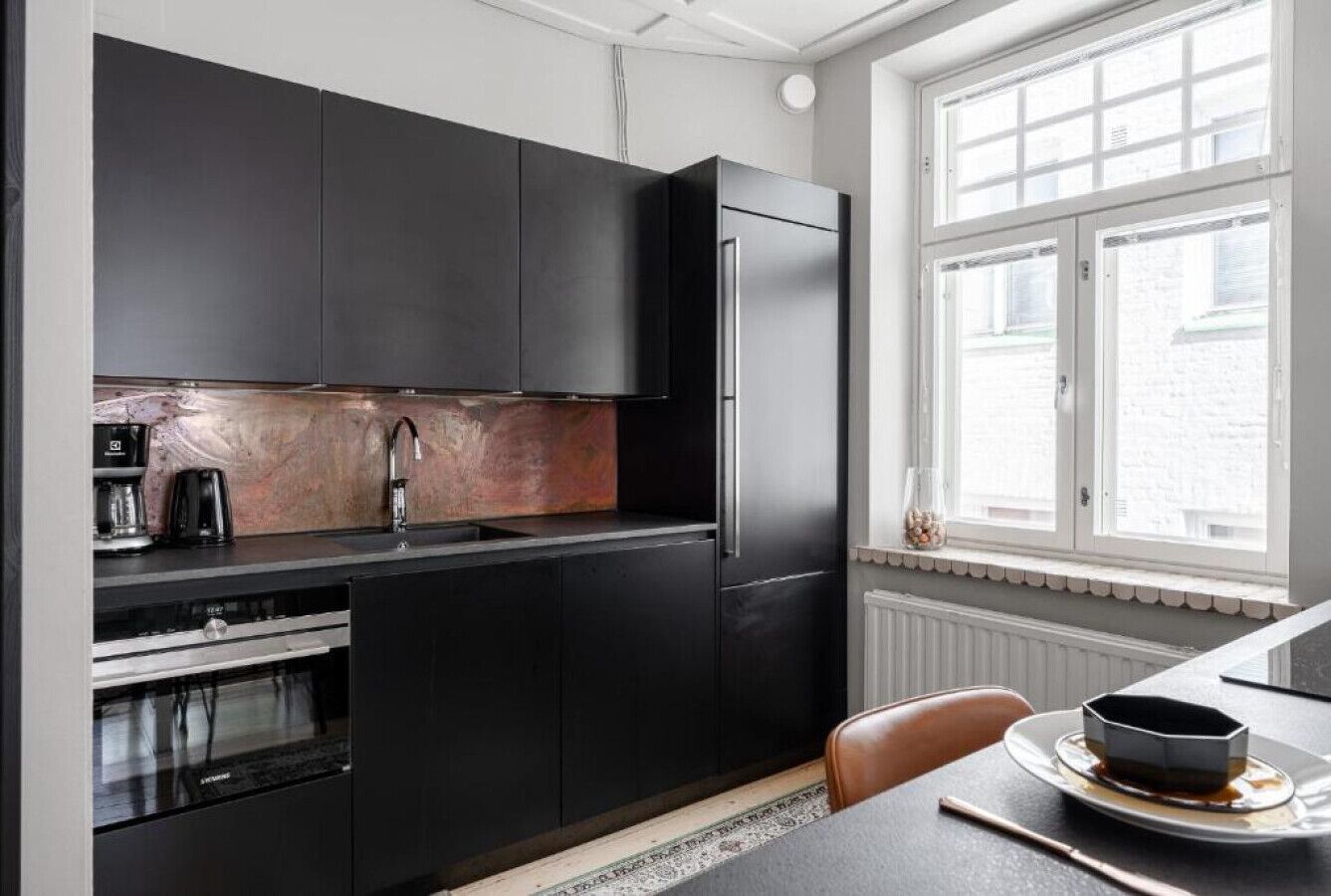 Een koffiezetapparaat/waterkoker, een koelkast, een magnetron, een oven