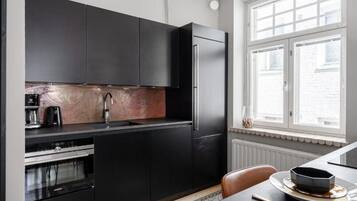 Een koffiezetapparaat/waterkoker, een koelkast, een magnetron, een oven
