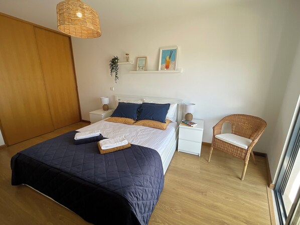 2 bedrooms, iron/ironing board, travel cot, free WiFi - In the centre of Olhão, Parking, Pool, BBQ, A/C, 3 min walk from the Pier (Olhão)