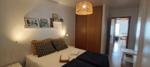 2 bedrooms, iron/ironing board, travel cot, free WiFi - In the centre of Olhão, Parking, Pool, BBQ, A/C, 3 min walk from the Pier (Olhão)