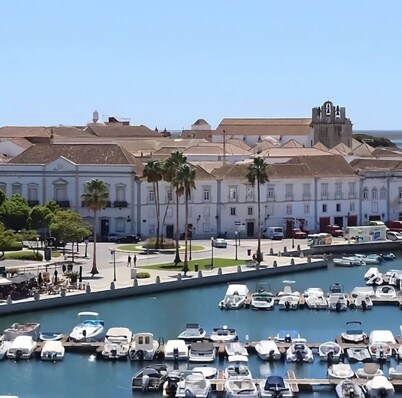 In the centre of Olhão, Parking, Pool, BBQ, A/C, 3 min walk from the Pier