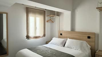 Coffres-forts dans les chambres, fer et planche à repasser