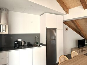 Fridge, microwave, dishwasher, coffee/tea maker