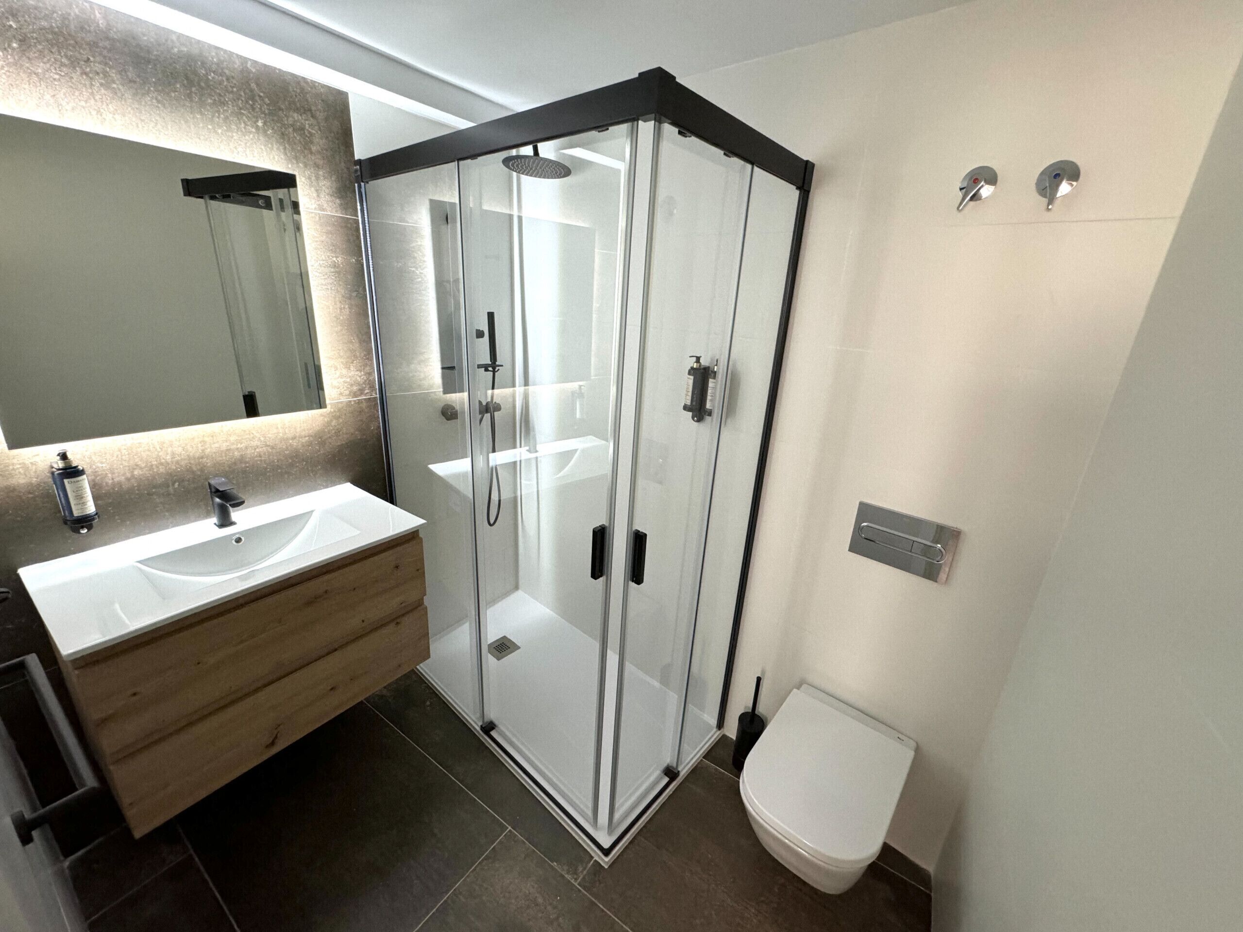 Een douche, een haardroger, handdoeken