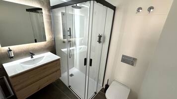Een douche, een haardroger, handdoeken