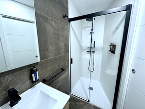 Douche, sĂšche-cheveux, serviettes fournies