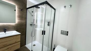 Een douche, een haardroger, handdoeken