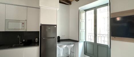 Réfrigérateur, micro-ondes, cafetière/bouilloire, bouilloire électrique