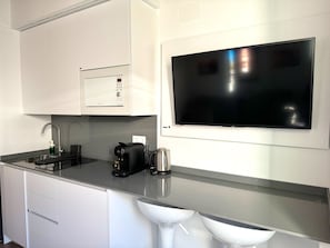 Een koelkast, een magnetron, een koffiezetapparaat/waterkoker