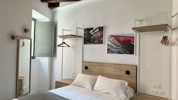 Een kluis op de kamer, een strijkplank/strijkijzer, gratis wifi