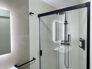 Douche, sèche-cheveux, serviettes fournies