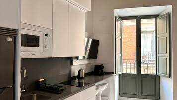 Een koelkast, een magnetron, een koffiezetapparaat/waterkoker