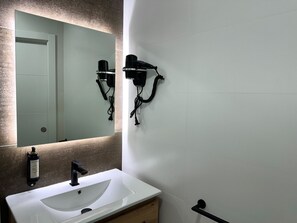 Shower, hair dryer, towels
