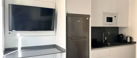 Frigorífico, microondas, cafetera o tetera y hervidor eléctrico