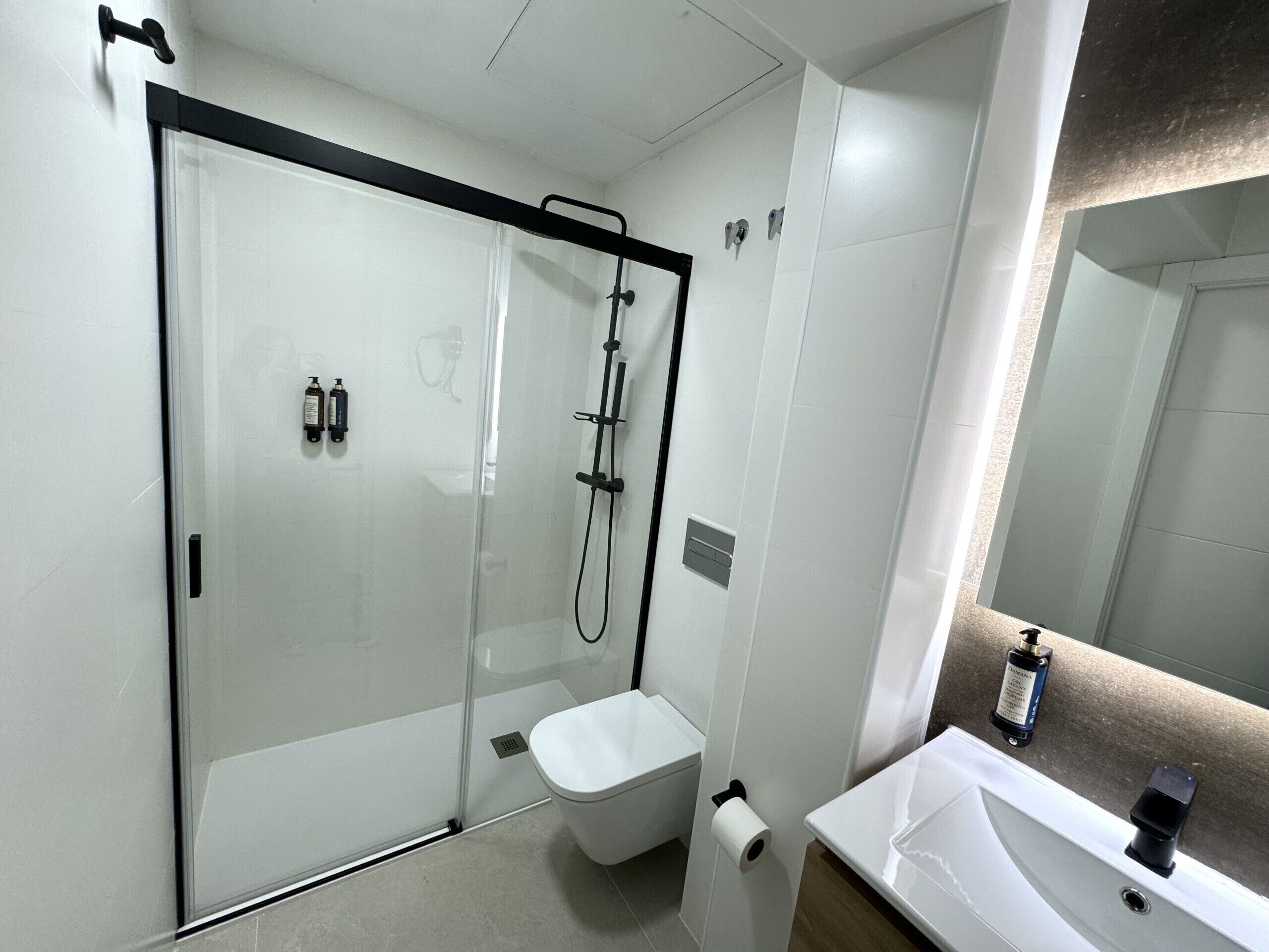Een douche, een haardroger, handdoeken